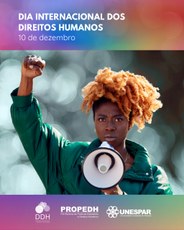 #PARATODOSVEREM Imagem de uma mulher negra em primeiro plano, com cabelo volumoso e ruivo, vestindo casaco verde. Ela segura um megafone apontado para a frente e ergue o braço esquerdo com o punho cerrado, em gesto de luta. O fundo é desfocado em tons acinzentados. Na parte superior está escrito “Dia Internacional dos Direitos Humanos – 10 de dezembro”. Na inferior, aparecem os logotipos do DDH, PROPEDH e Unespar.