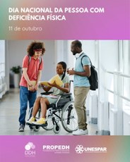 Paratodosverem: Três jovens interagindo em um corredor. No centro, uma mulher negra, usando cadeira de rodas, segura um livro aberto. Em pé, ao lado dela, dois jovens, um branco de cabelos cacheados e outro negro com fones de ouvido e óculos, observam um livro.  

O topo da imagem e rodapé possuem um degradê em tons suaves de lilás, rosa e azul. Na parte superior está escrito “Dia Nacional da Pessoa com Deficiência Física 11 de outubro”. Junto no rodapé, aparecem os logotipos da DDH, Propedh e Unespar. 