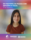 #PARATODOSVEREM Imagem de uma pessoa vista de frente, cabelos lisos com comprimento até os ombros. Ela usa uma blusa marrom de mangas curtas e sorri. Ao fundo, há um efeito desfocado em tons claros. Na parte superior, lê-se “Dia Nacional da Pessoa com Deficiência Visual - 13 de dezembro”, e abaixo estão os logotipos do DDH, PROPEDH e Unespar.