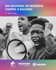 #PARATODOSVEREM - Imagem em branco e preto de duas mulheres negras em gestos de protesto. Em primeiro plano, a mulher segura um alto-falante e, assim como a mulher mais ao fundo, tem um braço levantado com os punhos cerrados e falando pelo alto falante. Elas usam jaquetas grossas e cabelos curtos à moda afro. O fundo é branco e pode-se ver também a parte de trás das cabeças de mais duas pessoas. Na parte superior está escrito “Dia Nacional de Denúncia Contra o Racismo – 13 de Maio”. Na parte inferior, aparecem os logotipos da DDH, Propedh e Unespar.