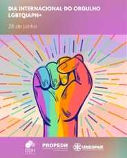 #PARATODOSVEREM: Imagem representando, em primeiro plano, um grande punho colorido cerrado e erguido de onde emana um arco-íris de raios nas cores roxo, azul, verde claro, amarelo, laranja e rosa. Ao fundo, no formato de largas ondas, vê-se tons claros das mesmas cores que emanam do punho. Na parte superior está escrito “Dia Internacional do Orgulho LGBTQIAPN+ 28 de Junho”. Na parte inferior, aparecem os logotipos da DDH, Propedh e Unespar.