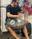 Artista Vitor Bertoldi, colaborador do projeto de extensão do campus de Curitiba II - FAP, se apresenta no handpan.jpeg