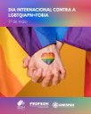 #PARATODOSVEREM: Imagem representando, em primeiro plano, duas mãos entrelaçadas. Em uma delas, voltada ao nosso olhar, está desenhado um coração com faixas horizontais nas cores vermelha, laranja, amarela, verde, azul e roxo, fazendo alusão à bandeira LGBTQIAPN+. Estes elementos estão postos sobre um fundo na cor ocre, tendo do lado esquerdo parte da bandeira LGBTQIAPN+. Na parte superior está escrito “Dia Internacional contra a LGBTQIAPN+Fobia – 17 de maio. Na parte inferior, aparecem os logotipos da DDH, Propedh e Unespar. 