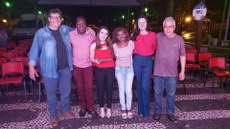 Os professores Eduardo Ortiz e Roberto Leme Batista com os integrantes do grupo que venceu a I Amostra de Documentários (curtas) durante o 54º Femup: Donizetti Silva, Simone Peres, Valdenice Barbosa e Maria Eduarda Oliveira