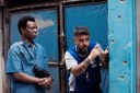 Bruno Costa dirigindo o personagem Buscapé durante gravações da série Cidade de Deus, nova produção da HBO Max e da O2 Filmes 