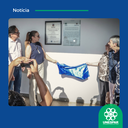 A diretora do campus, Maria Antonia Costa, e a irmã da homenageada, Olga Bana, inauguram placa com nome da professora Bana