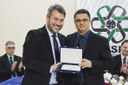 Reitor entrega placa de homenagem ao diretor cessante do campus