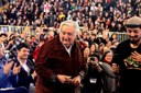 Egresso da Unespar e integrante da OLA presenteou Mujica com uma flauta