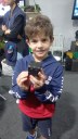 Gael, filho do professor Matheus e da professora Ágatha, montando um cubo impresso pela impressora 3D de um projeto da Unespar.