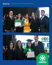Mãe e viúva de formando falecido recebem certificado (acima) e curso de Educação Física entrega certificado à formanda