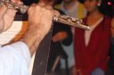 Um dos músicos toca um instrumento para os participantes reconhecerem o som